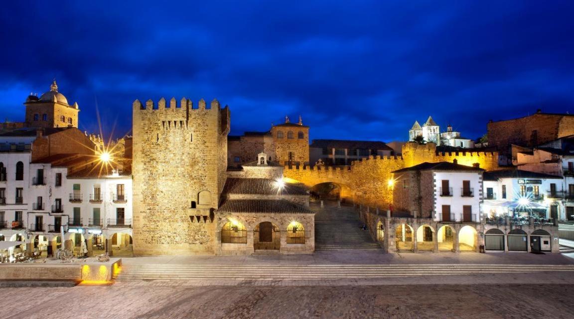 Apartamento La Almena 1 Junto A Plaza Mayor,2 Habitaciones, Parking Gratuito Caceres Exterior photo